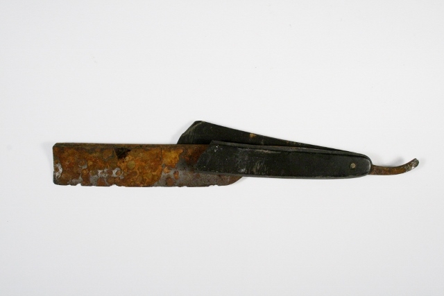 Veldig rusten barberkniv med ødelagt håndtak og brukket blad