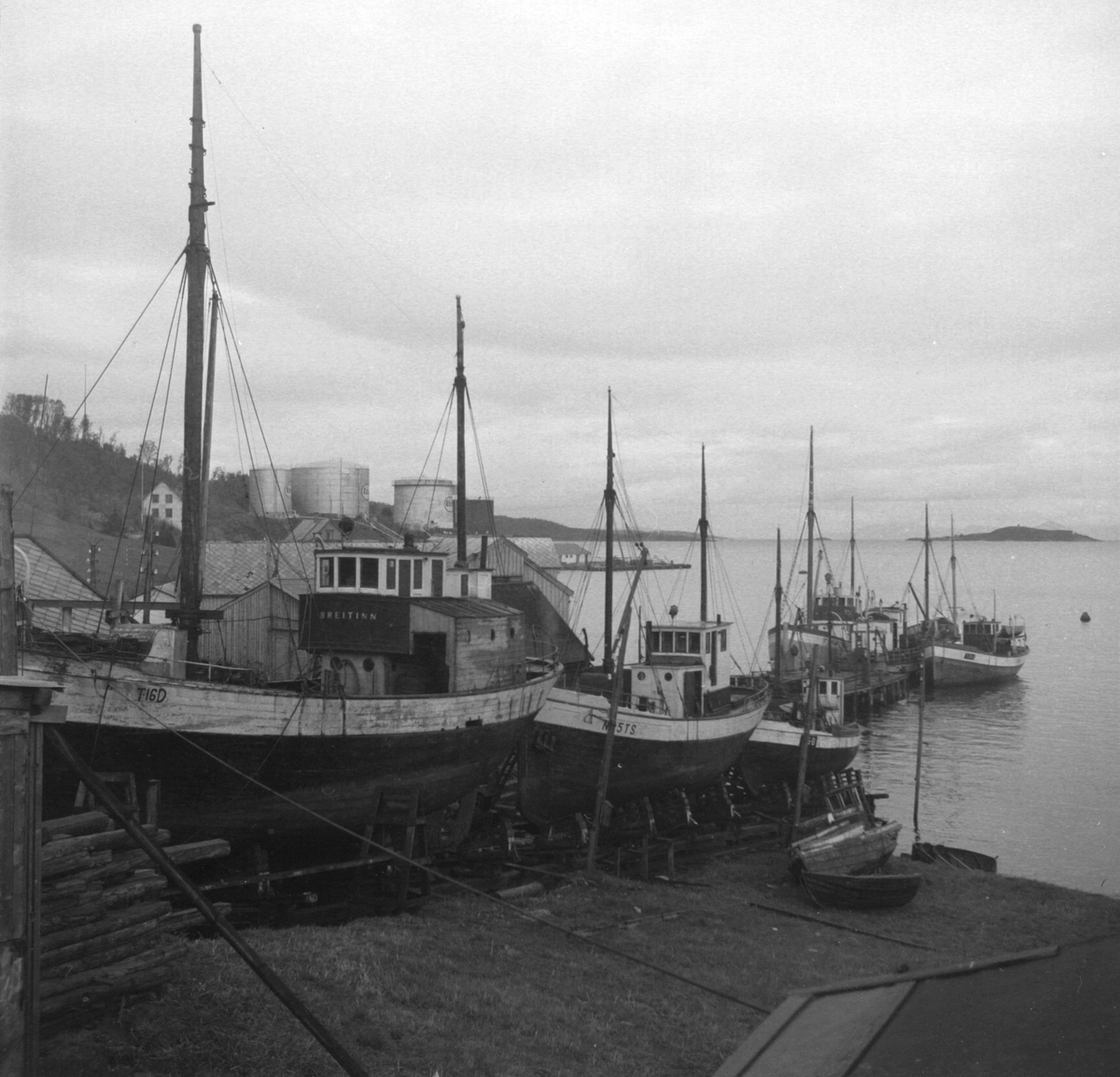 Fiskefartøyer på slipp hos Karl Hanssens verksted. Lengst til venstre står M/K "Breitinn".