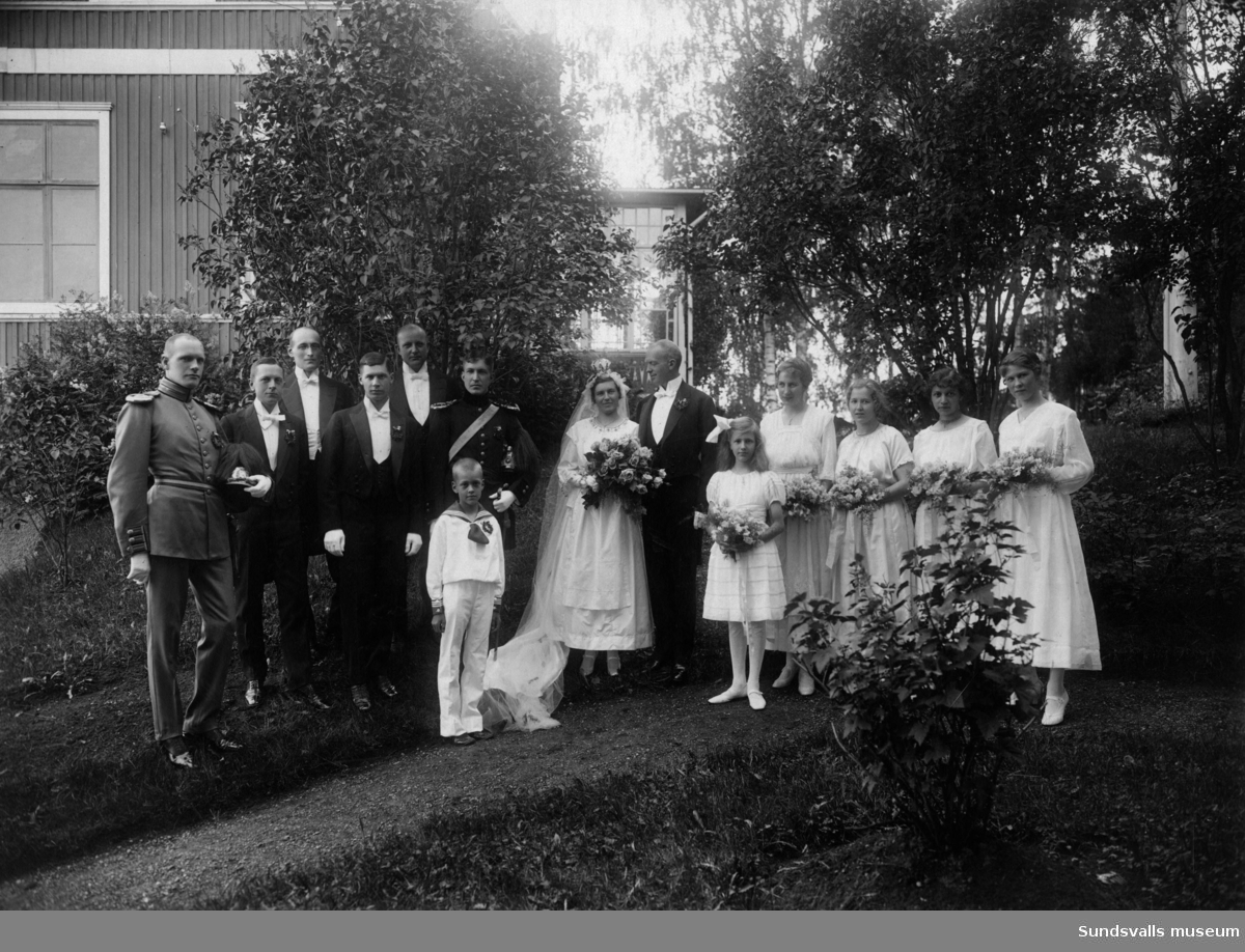 Brudpar med bröllopsfölje. Maria Ekvall och Filip Ekestubbes bröllop i Torps kyrka 1918. Namnet Ekestubbe kommer från en finsk adelssläkt.