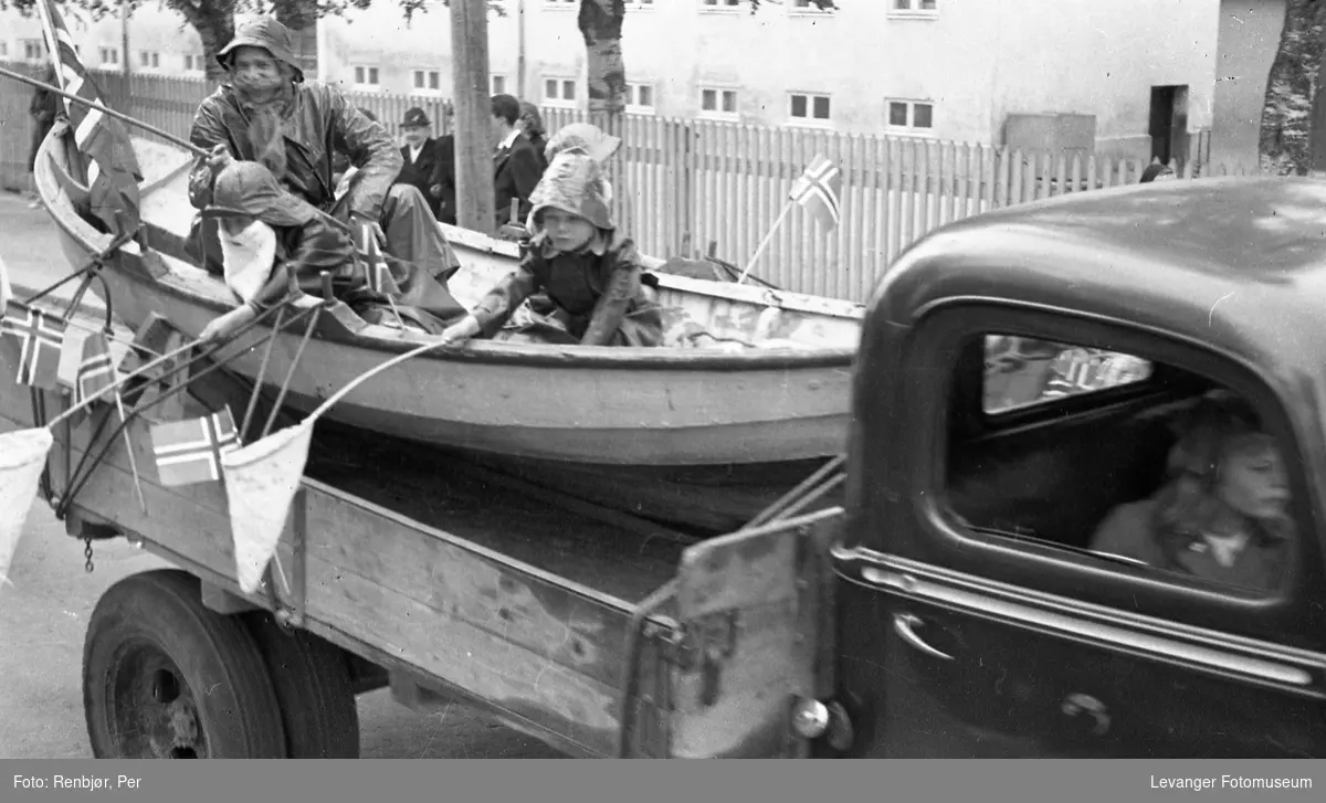 Barnas dag, Levanger,  gutter utkledde som fiskere i en båt på en lastebil.