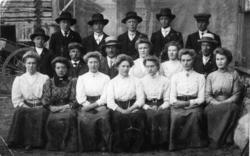 Ungdomane i Lio i Hemsedal kring 1915.
Fyrste rekke frå vens