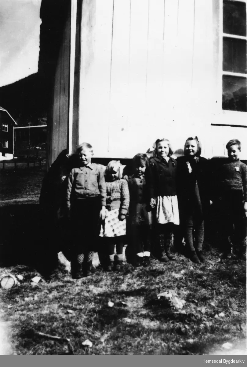 Fyrste til tredje klasse ved Grøndalen skule i 1945.
Frå venstre: Arne og Solveig Dekko, Alma Danneborg, Ellen og Hans Bråten
