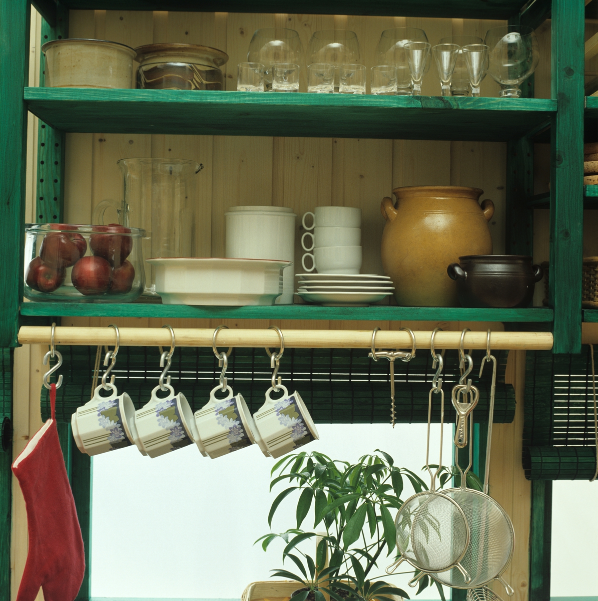 Hytteinnredning, sommerlig kjøkken i trehvitt og grønt, her vinduet over kjøkkenbenken.  Illustrasjonsbilde fra Nye Bonytt 1978.
