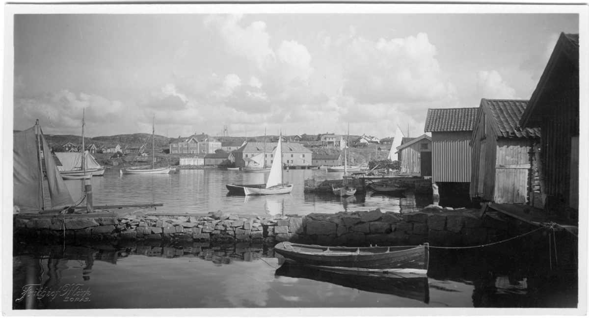 'Från restaurangen åt öster. Vy med båtar och hus. Segelbåt, eka. ::  :: Serie fotonr 1888-1963.'