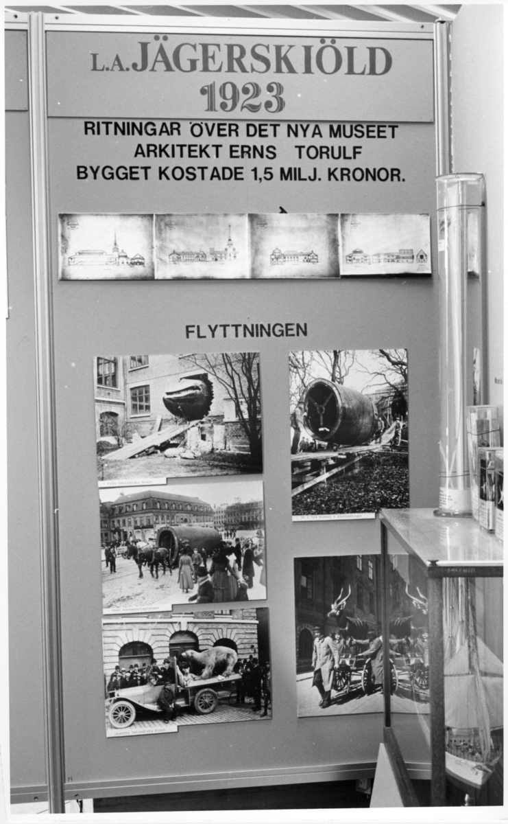 'Foto på Jubileumsutställningen, Göteborgs Naturhistoriska museum 150 år. ::  :: Ustsällningsskärm med fyra fotografier på ritningarna på det nya museet i Slottskogen dit museet flyttade 1923. Dessutom fem fotografier på flytten av djuren dit.'