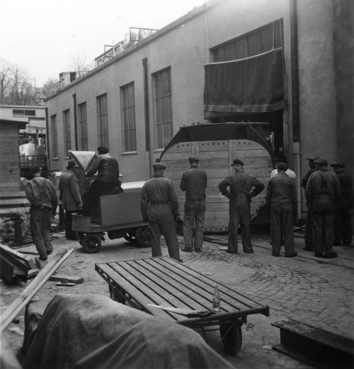 Några män arbetar med montering av STAL-turbinen på Papyrus, 25/4-1951.