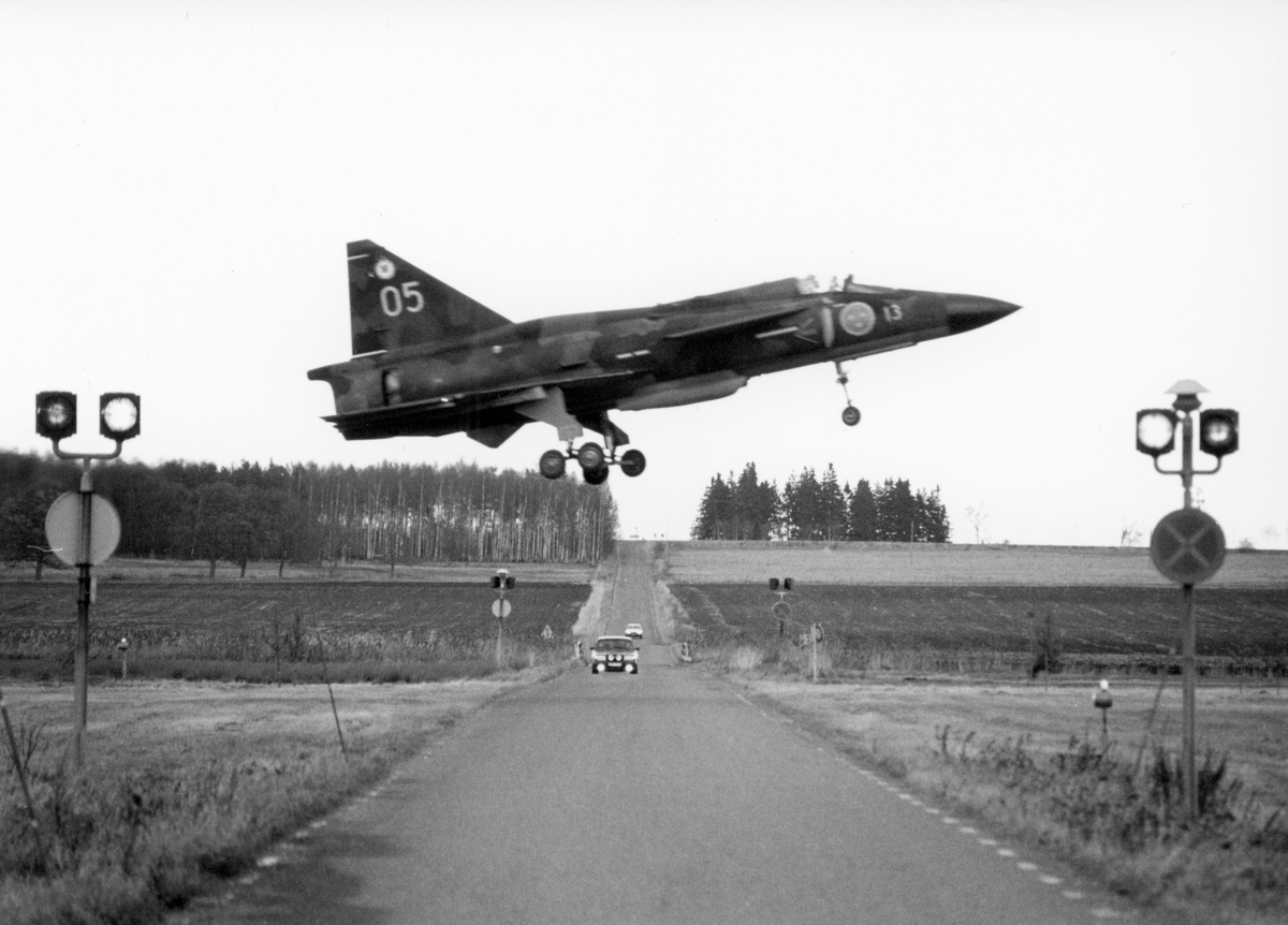 Flygplan SH 37 Viggen innan landning över Knivbergavägen utanför