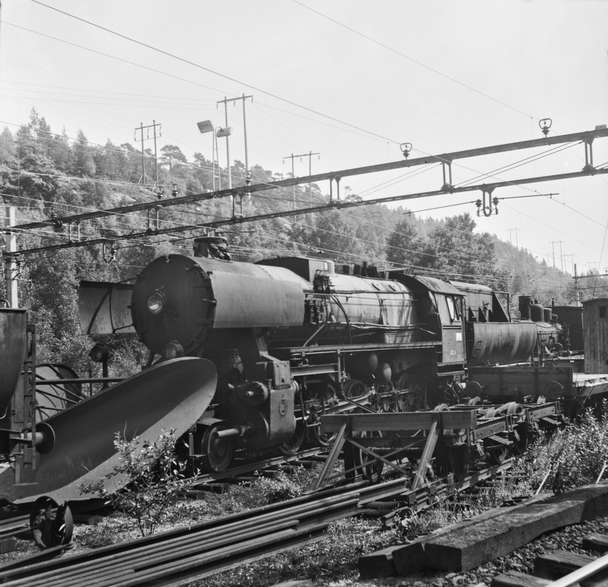 "Stortysker", damplokomotiv type 63a nr. 4836, her med stor frontplog, hensatt på Krossen ved Kristiansand. Lokomotivet ble formelt utrangert i 1970.