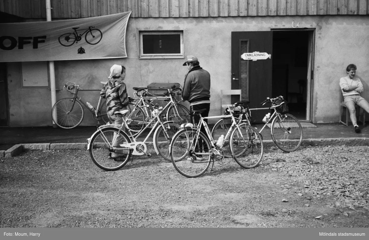 Mölndals Cykelklubb anordnar motionsloppet Lindome-rundan i Lindome, år 1983. Klubbens lokal vid Granitvägen.

För mer information om bilden se under tilläggsinformation.