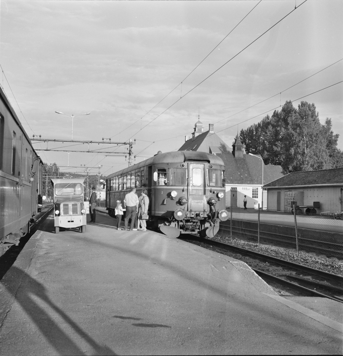 Kveldstoget til Numedalsbanen, tog 2193,  på Kongsberg stasjon. Til venstre tog 503 til Skien.