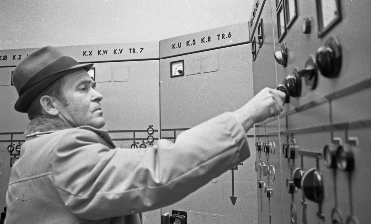 H.E.V. Haugesund Elektisitets Verk. Eksteriør av den nye stasjonen sør på Rossabø. Arbeidere i aktivitet inne i stasjonen. Arbeidere med en av e-verkets biler foran kontorene i sentrum av Haugesund.