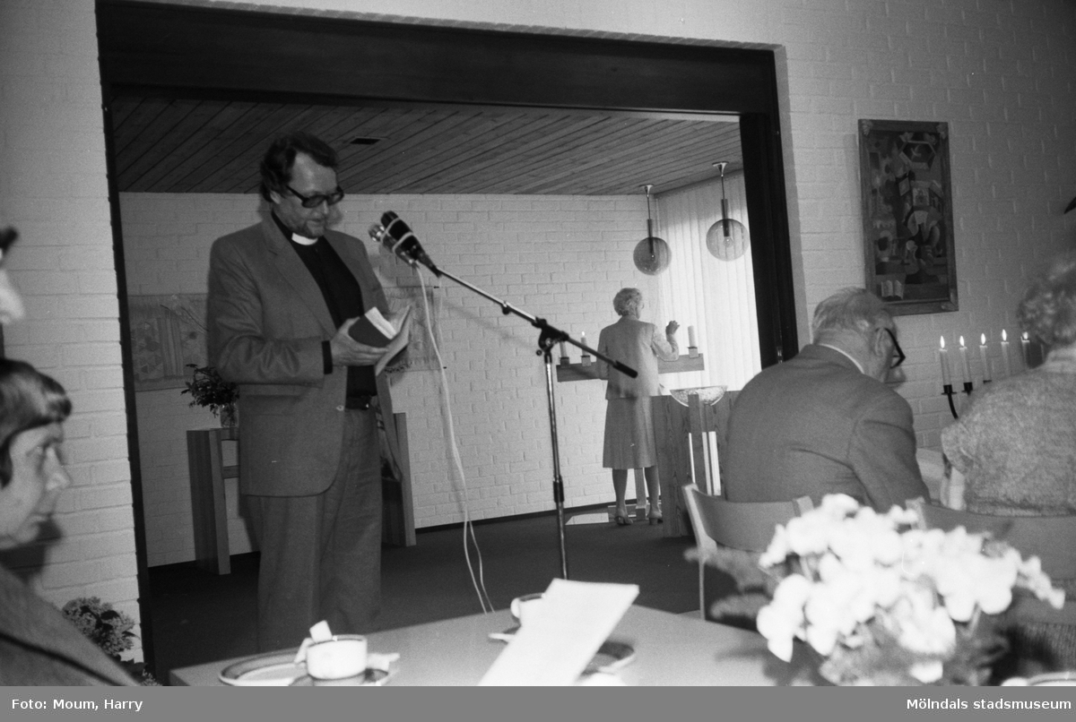 Biskop Bertil E. Gärtner besöker församlingen i Lindome, år 1983. Kyrkoherde Mats Oreklev.

För mer information om bilden se under tilläggsinformation.