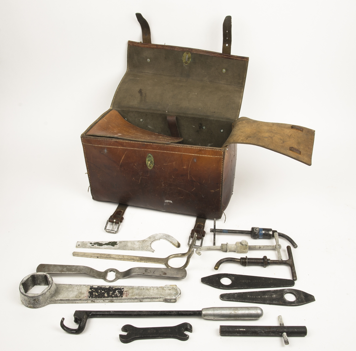 Låda med verktyg och diverse delar tillhörande Fokker.