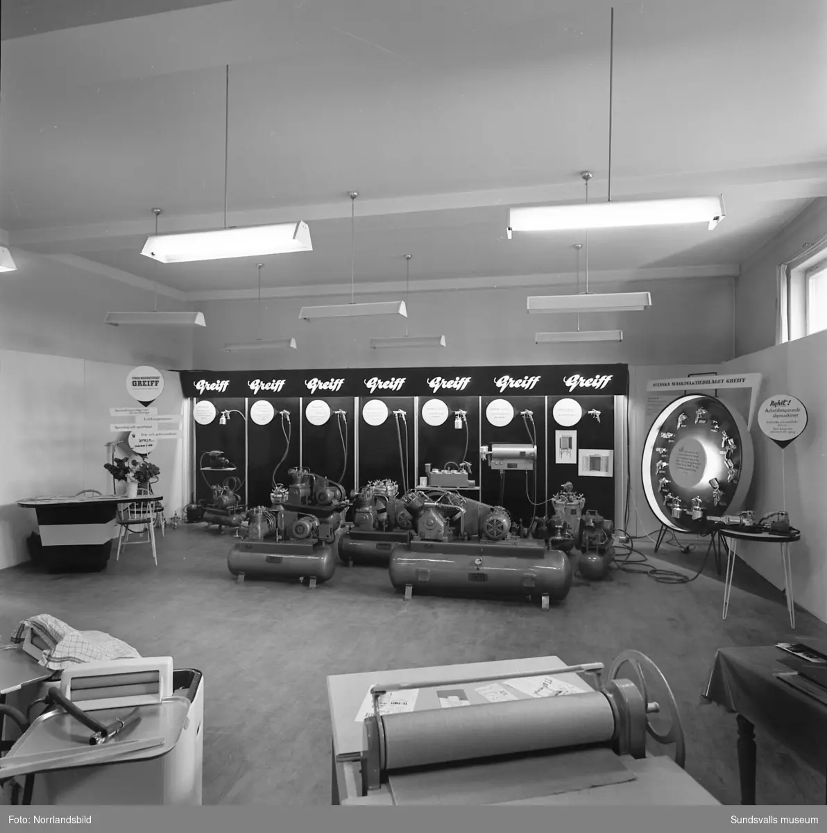 Greiff visar sprutlackeringsutrustning på Sundsvallsmässan 1954.