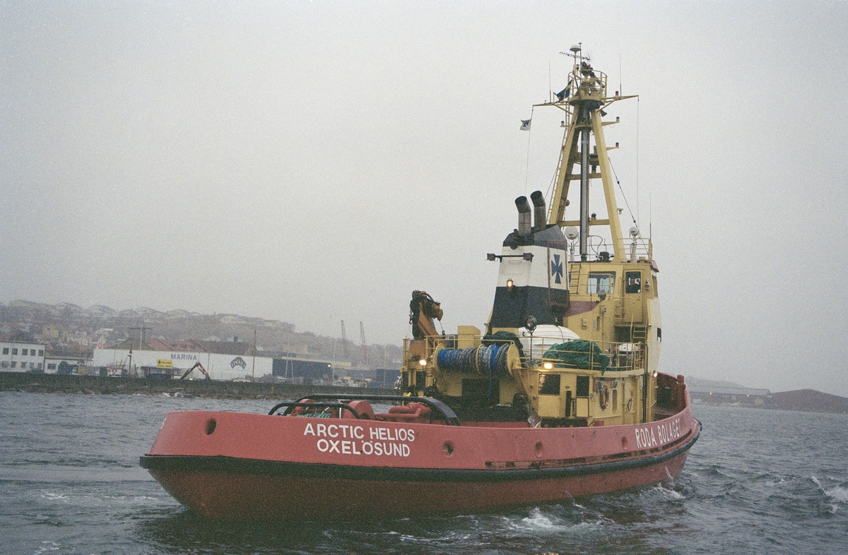 Fartyg: ARCTIC HELIOS                 Bredd över allt 9,48 meterLängd över allt 32,60 meterRederi: SvitzersByggår: 1973Varv: AB Åsiverken, ÅmålÖvrigt: Hemort: OxelösundVictoria(1973)=Helios(1981)=Arctic Helios(1985)Text på båtsidan: Röda BolagetDubblett finns: Fo170384AF-21A