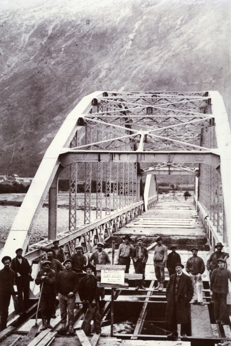 Driva bro på Aurabanen under bygging.