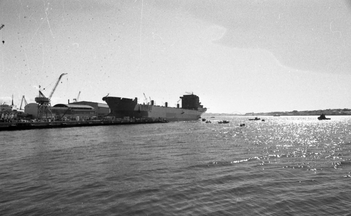 Sjøsetting og dåp av "Sneland" ved Haugesund Mekaniske Verksted. Skuelystne følger spent med.