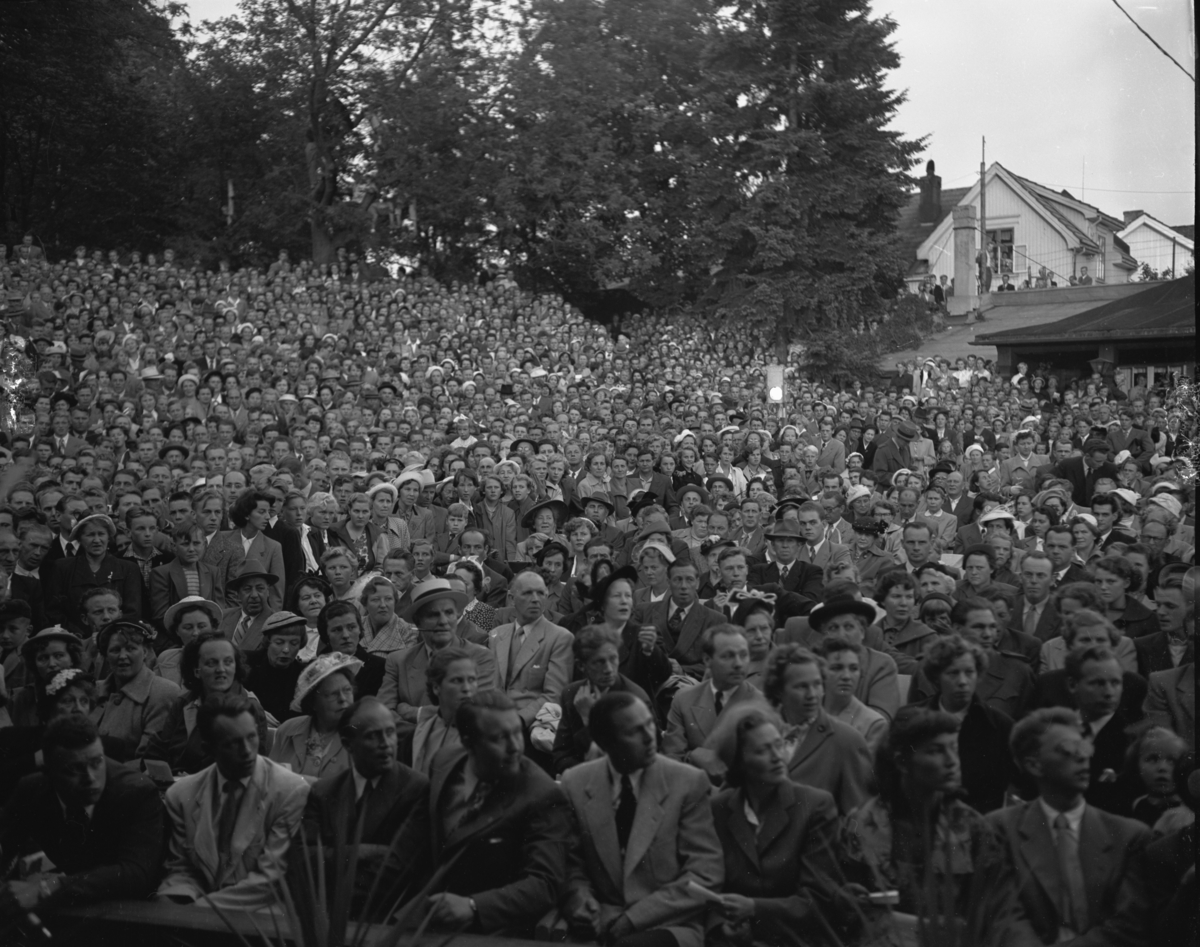 Vardens arkiv. "Sommerfuglen i Brekkeparken" 25.07.1953