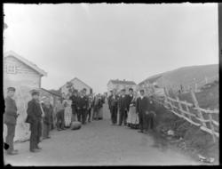 Mennesker langs grusveien ved markedsplassen på Langnes. Det