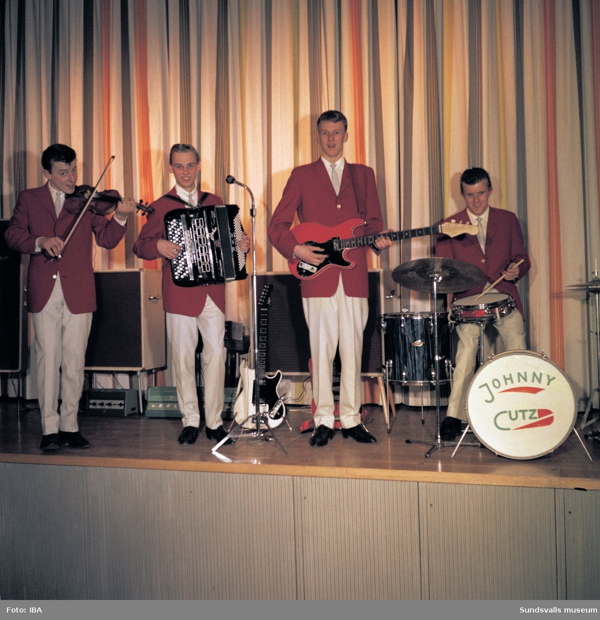 Jonny Cutz orkester, hemmahörande i Sundsvall. Gruppbild. 1968 ombildades bandet och utökades med ytterligare två medlemmar.
