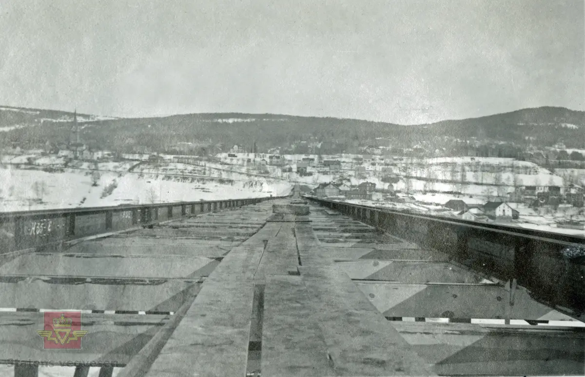 Vingnesbrua under oppbygging 21.03.1934. Bildet er tatt mot øst og Lillehammer kirke. Stålbjelkene er kommet på plass.