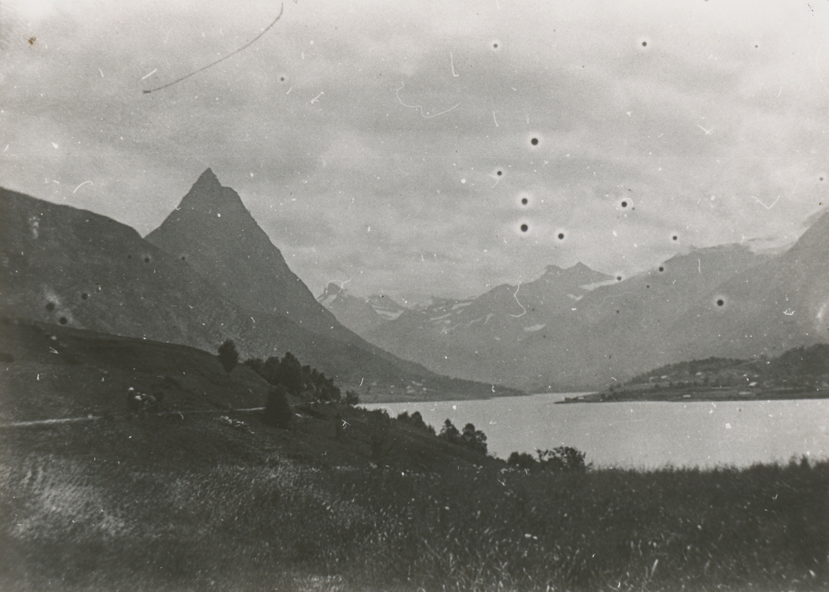 Fjorden inn til Straumgjerdet med Strømshornet, Sykkylven