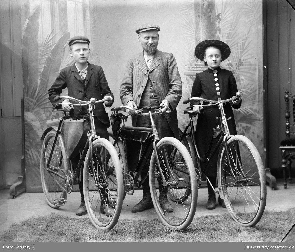 Tre med sykler
Herr Joh. Lorntz fra sentralbogbinderiet i Christiania
Akersgate 75
To barn