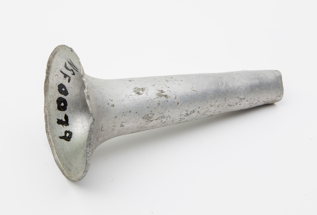 Form: Tuteformet horn.
