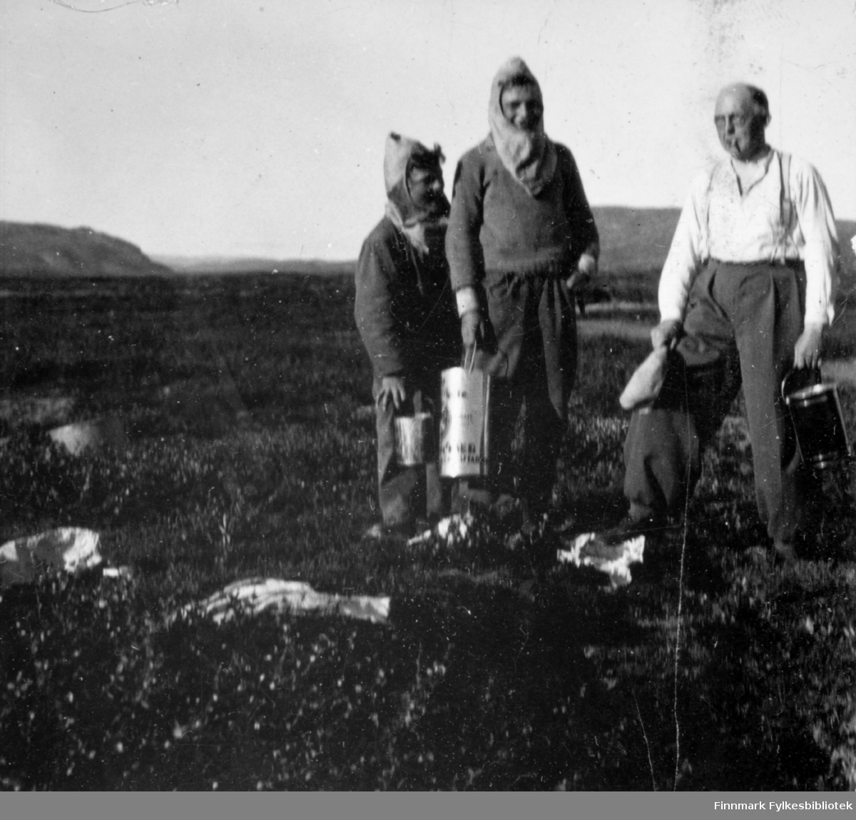Multebærtur på Færdesmyra, 1938. Fra venstre: Ottar og Sivert Sivertsen, overrettssakfører Valen
