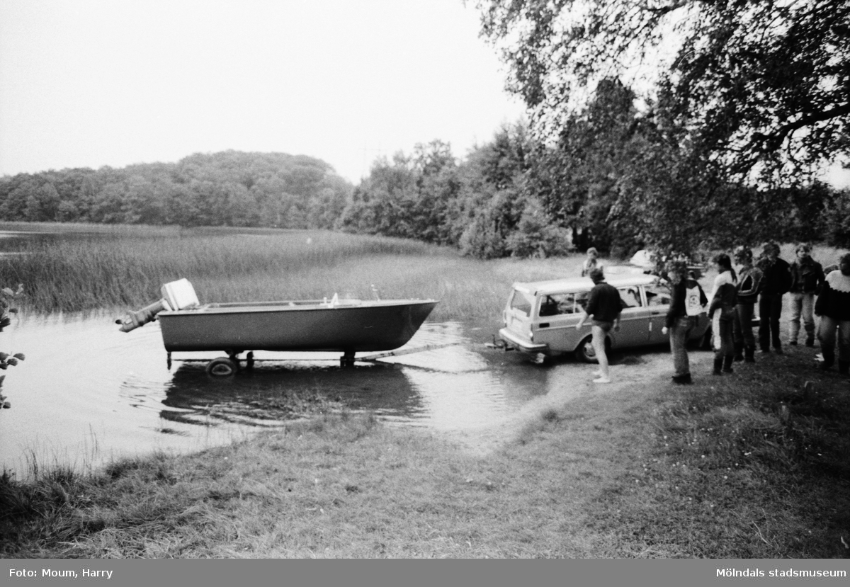 Kållereds Motorklubb har sommarfinal vid Stretereds brygga i Kållered, år 1983. Sjösättning av båt.

För mer information om bilden se under tilläggsinformation.