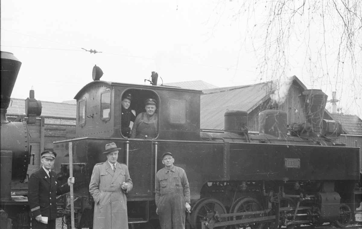 Damplokomotiv nr. 7 Prydz og nr. 2 Urskog på Sørumsand stasjon i forbindelse med overføringen til Jernbanemuseet på Hamar.