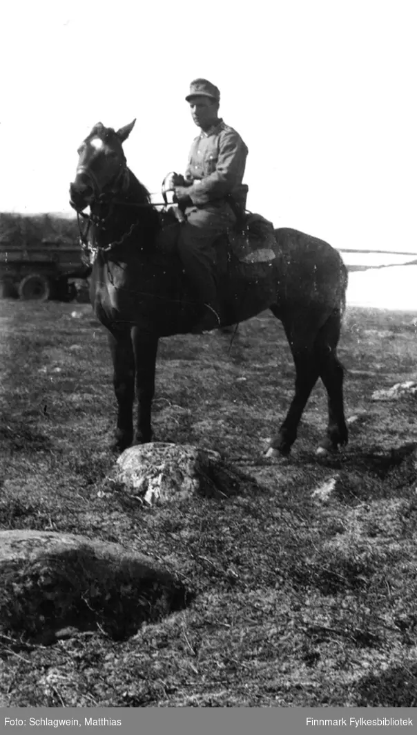 Sør-Varanger: Tyske soldater øver i Kirkenes-fjellet. Sjefen sjøl til hest. Bildet har tilhørt en tysk soldat; M. Schlagwein.