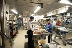 Kokk Joackim Pedersen og kjøkkenassistent Bjørg Eikrem forbe