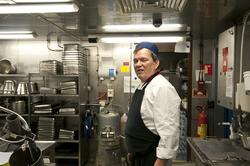 Kokk Mogens Larsen i sitt rette element i arbeid på Valhall 