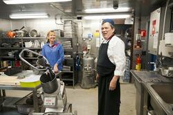 Kokk Mogens Larsen i sitt rette element i kjøkkenet på Valha