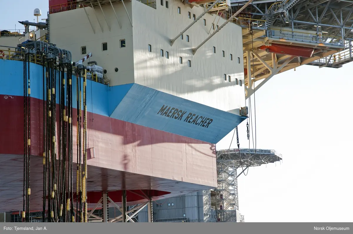 Boreriggen Maersk Reacher utfører brønnservice på Valhall DP, der den plugger brønner av eldre dato.
