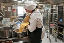 Anne Kristine Lauvik i forpleiningen på Valhall PH jobber me