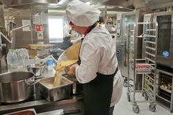 Anne Kristine Lauvik i forpleiningen på Valhall PH jobber me