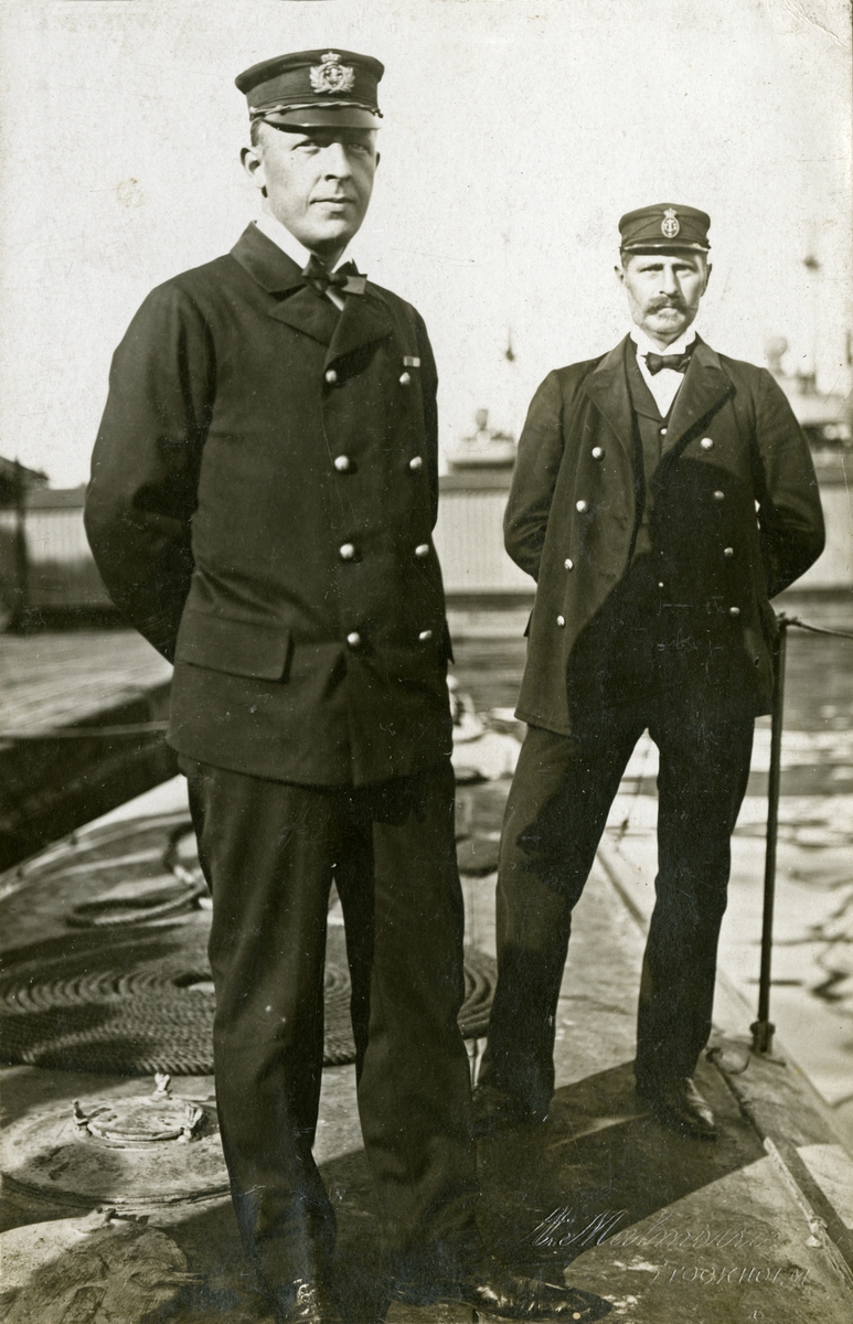 Ubåten HVALEN. Fartygschefen kapten Georg Waldemar Magnusson och en underofficer på däck.