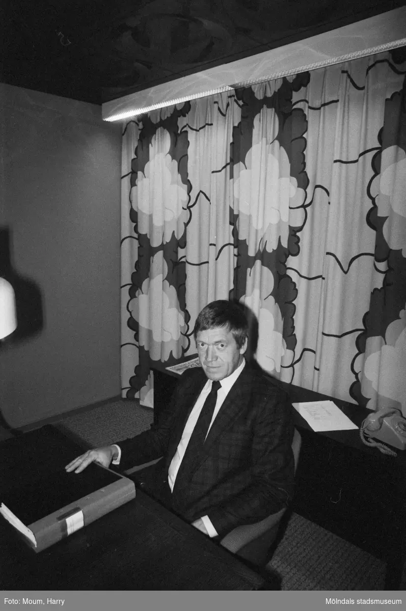 Jubileumskommitténs ordförande Åke Axelsson bakom sitt skrivbord, år 1983. "Det blir ett stort festprogram under jubileet, säger Åke Axelsson."

För mer information om bilden se under tilläggsinformation.