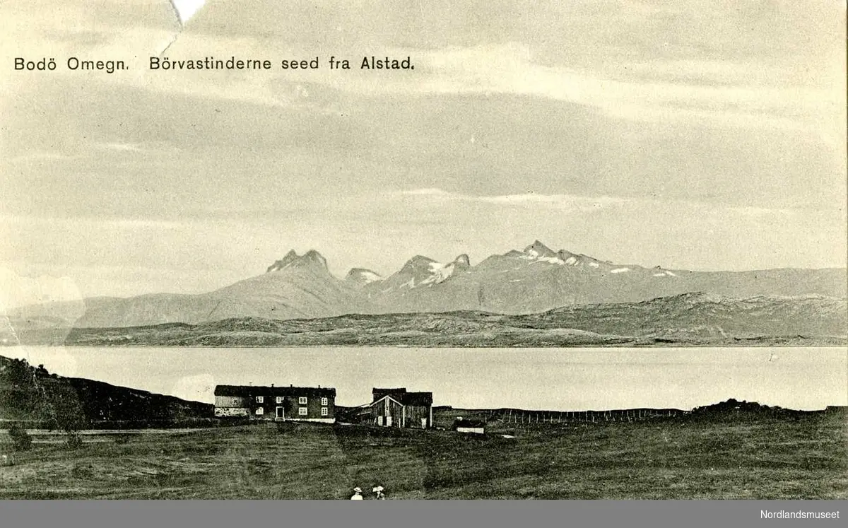 Alstad. Postkort med tekst "Børvasstindene sett fra Alstad".