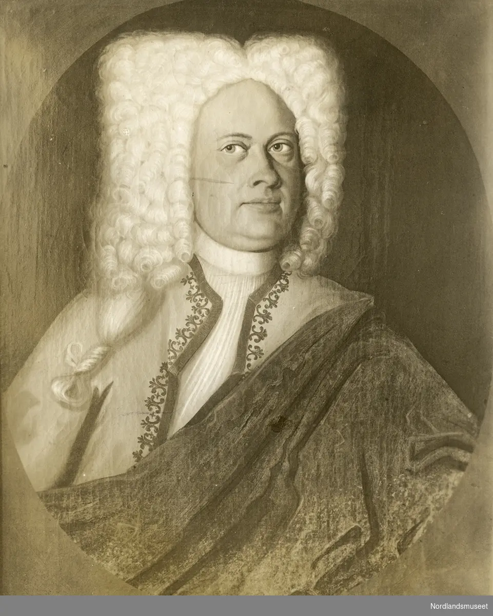 Overauditør Peder Brønlund. Han levde fra 1687 til 1738. Gift 1714 med enke Marie Anna Emahus, død 16.8 1721, enke etter Arnoldus Tønder f. ca. 1675, død 26.8 1711, som arvet Dønnes gård og gods etter sin bror Reinholdt Tønder. Annen gang med Anna Rebekka Angell.
