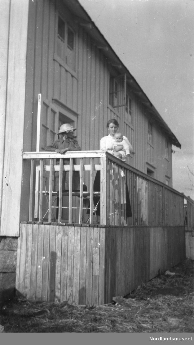 Boligbygning med veranda, 3 personer på verandaen, Kari Strand (t.v.) og Unni Strand (f. 1917 og moren Augusta Anderssen-Strand.