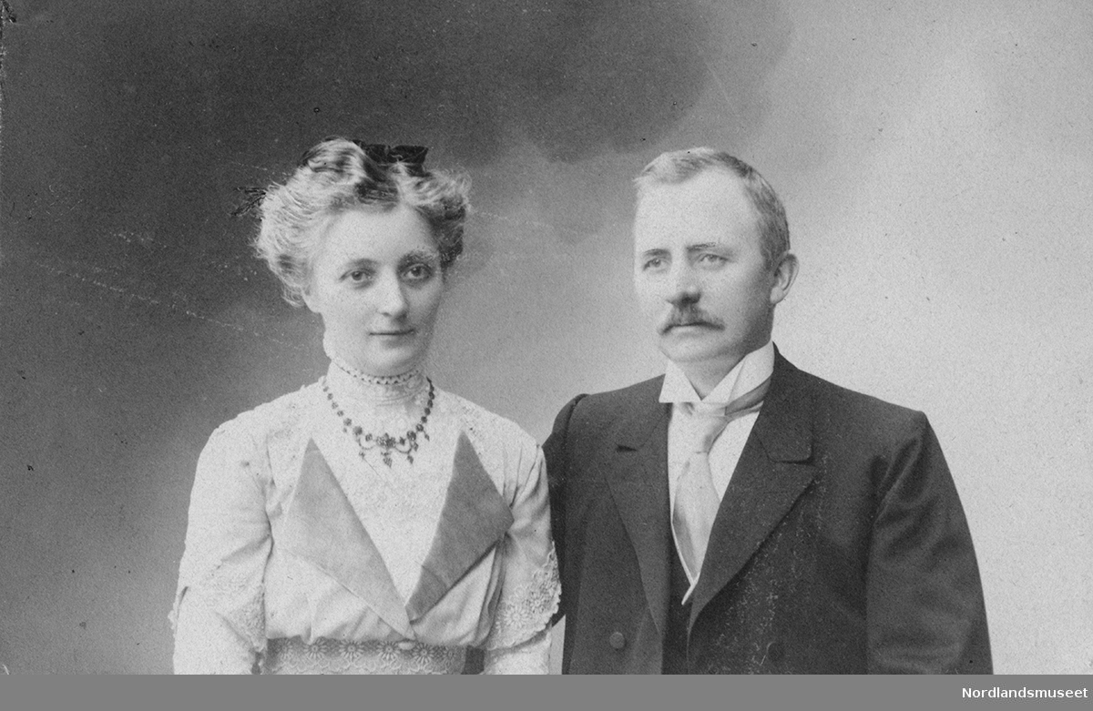 Portrett av et eldre par. Bak: "Gledelig jul alle sammen. 1910"