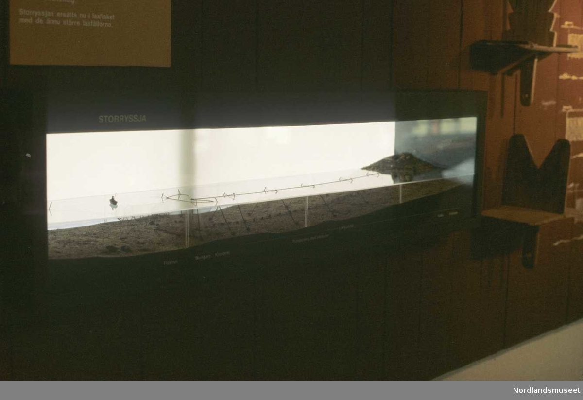 Utstilling fra et museum i Umeå, Sverige. Fra utstillingene, Glassmonter med bl.a. en modell av person i en robåt som fisker.