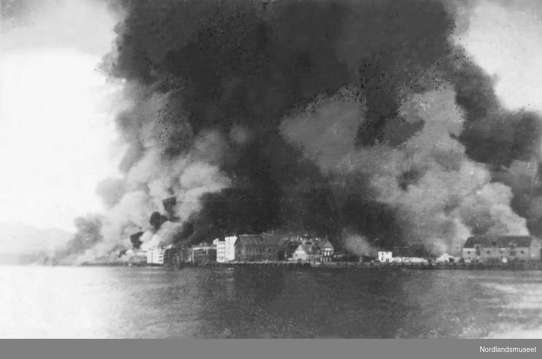 Bodø brenner. Foto fra sjøen. 27.05.1940.