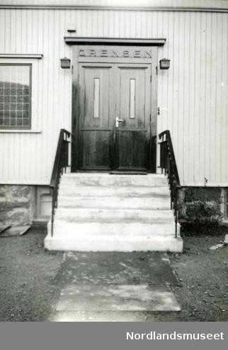 Detalj av inngangsparti. Bygningen er tegnet av Henrik Andersen. Bildet var montert sammen med flere andre på ei papp-plate merket Fra vår seneste Bodø-tid 1931 - 1947