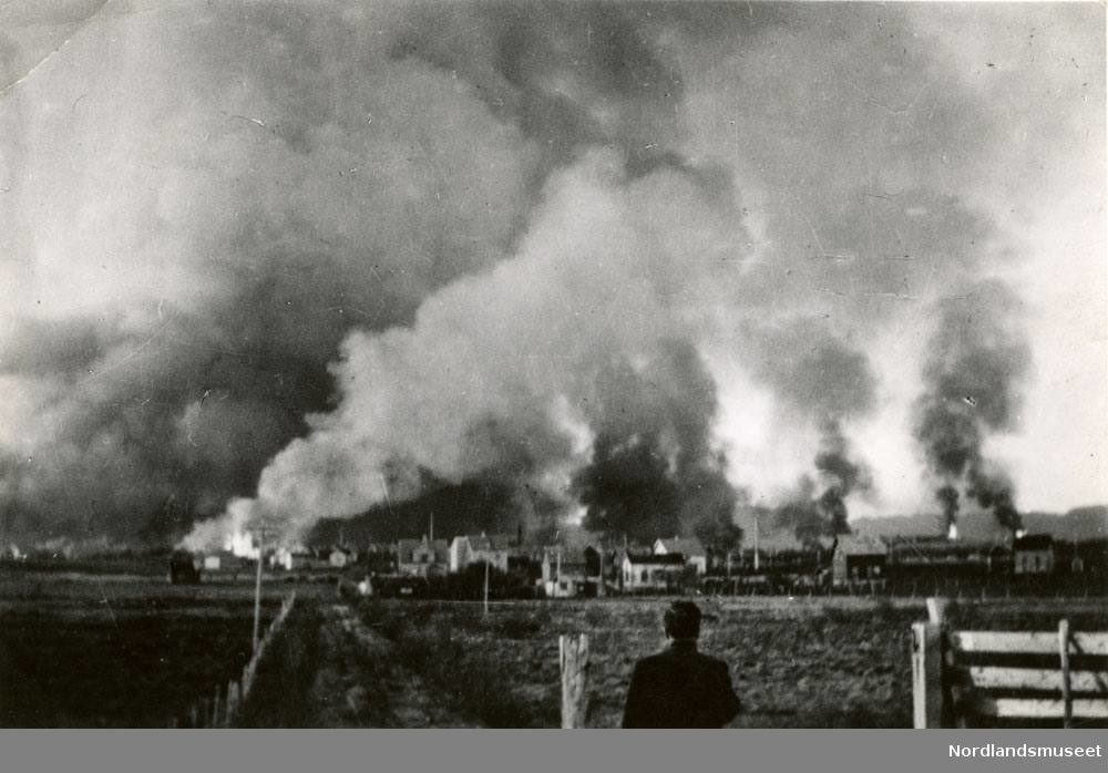 Byen brenner under bombeangrepet 27 mai 1940