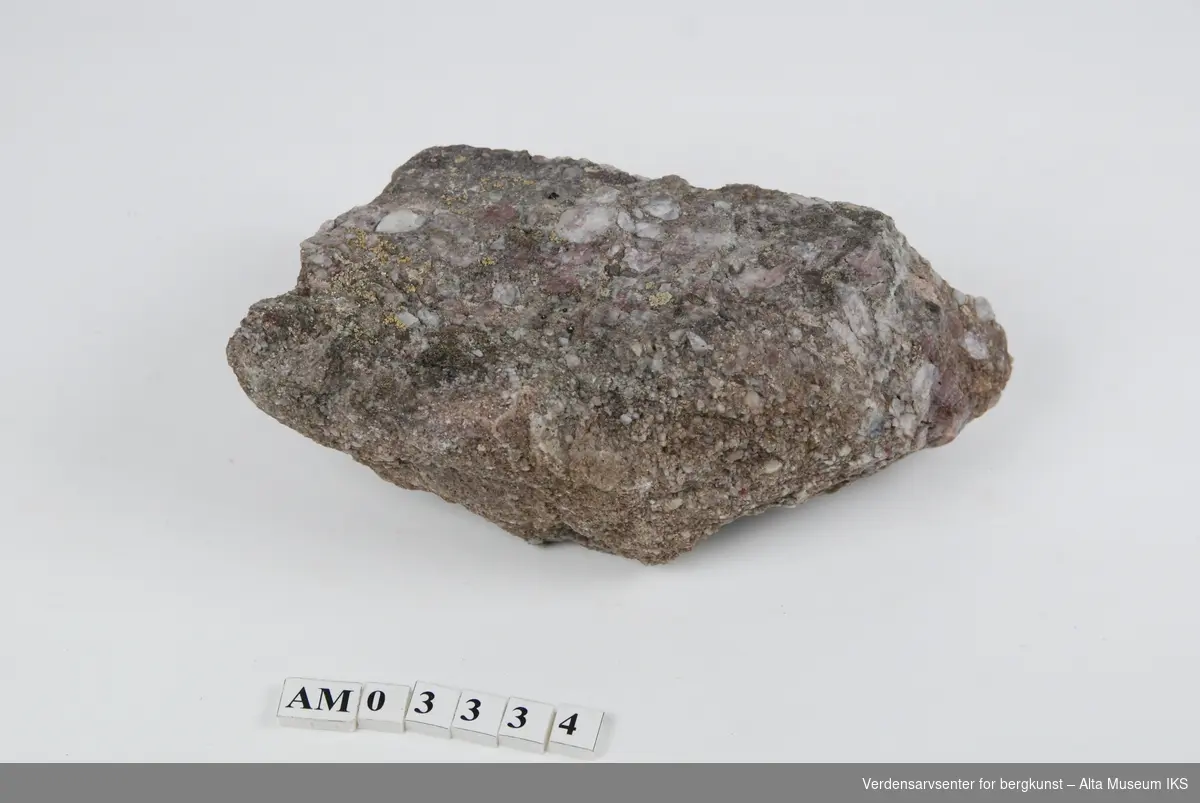 2 stk. herdet sandstein med avrundet korn av kvartsgrus. 

Del av samling v/feltkurs i geologi 1999, Alta.