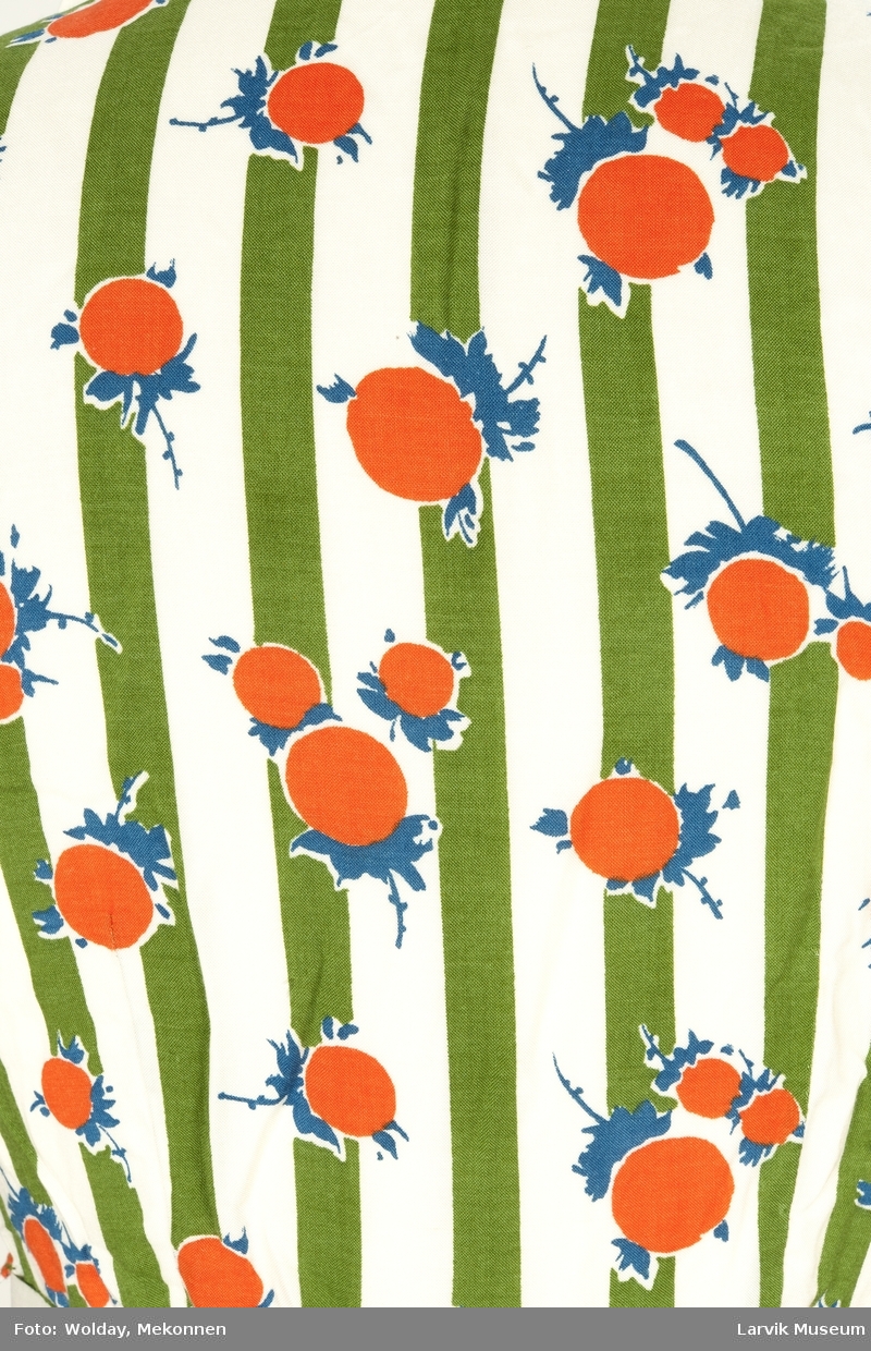 Trykket motiv med grønne striper og oransje "frukter" med blå blad og stilk